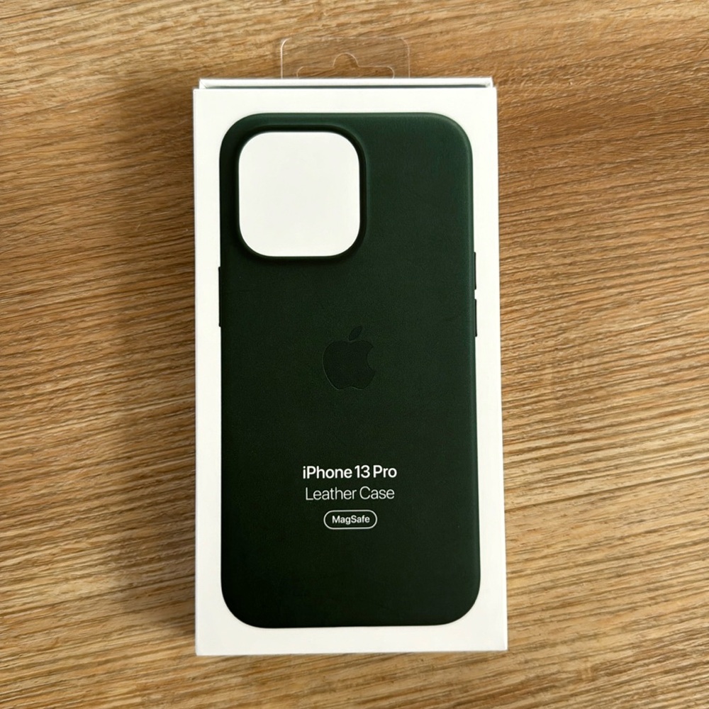 iPhone 13 Pro Leather Case - Sequoia Green color